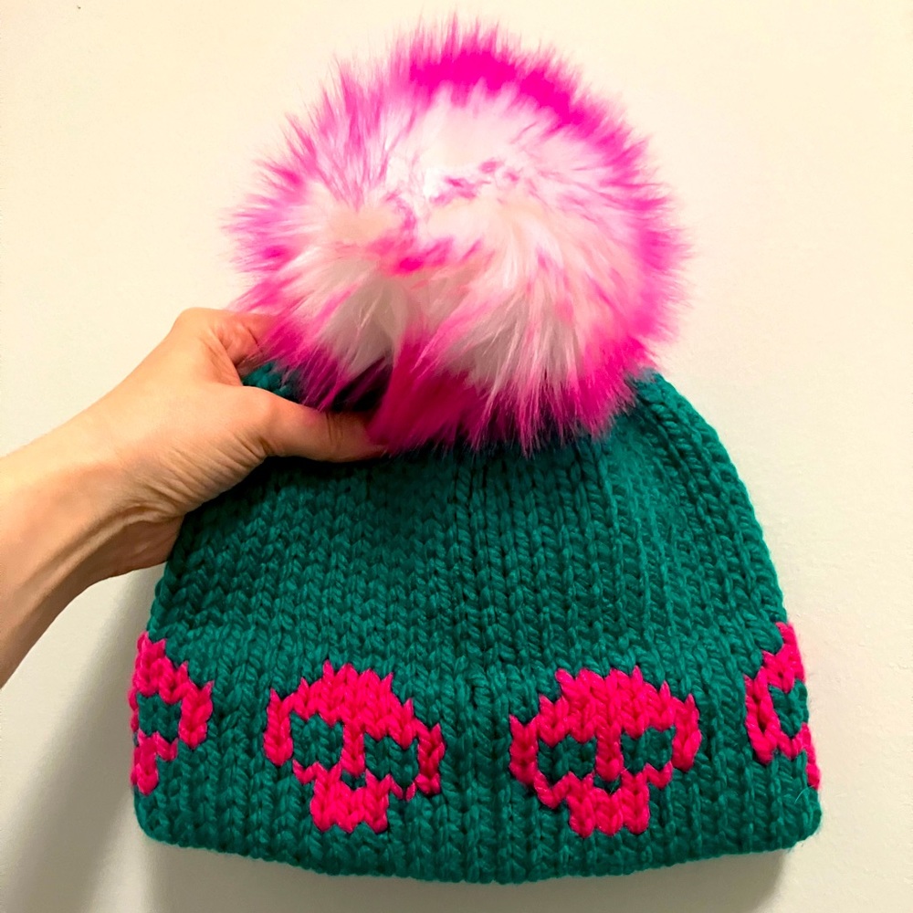 New knit skull toque with faux fur Pom